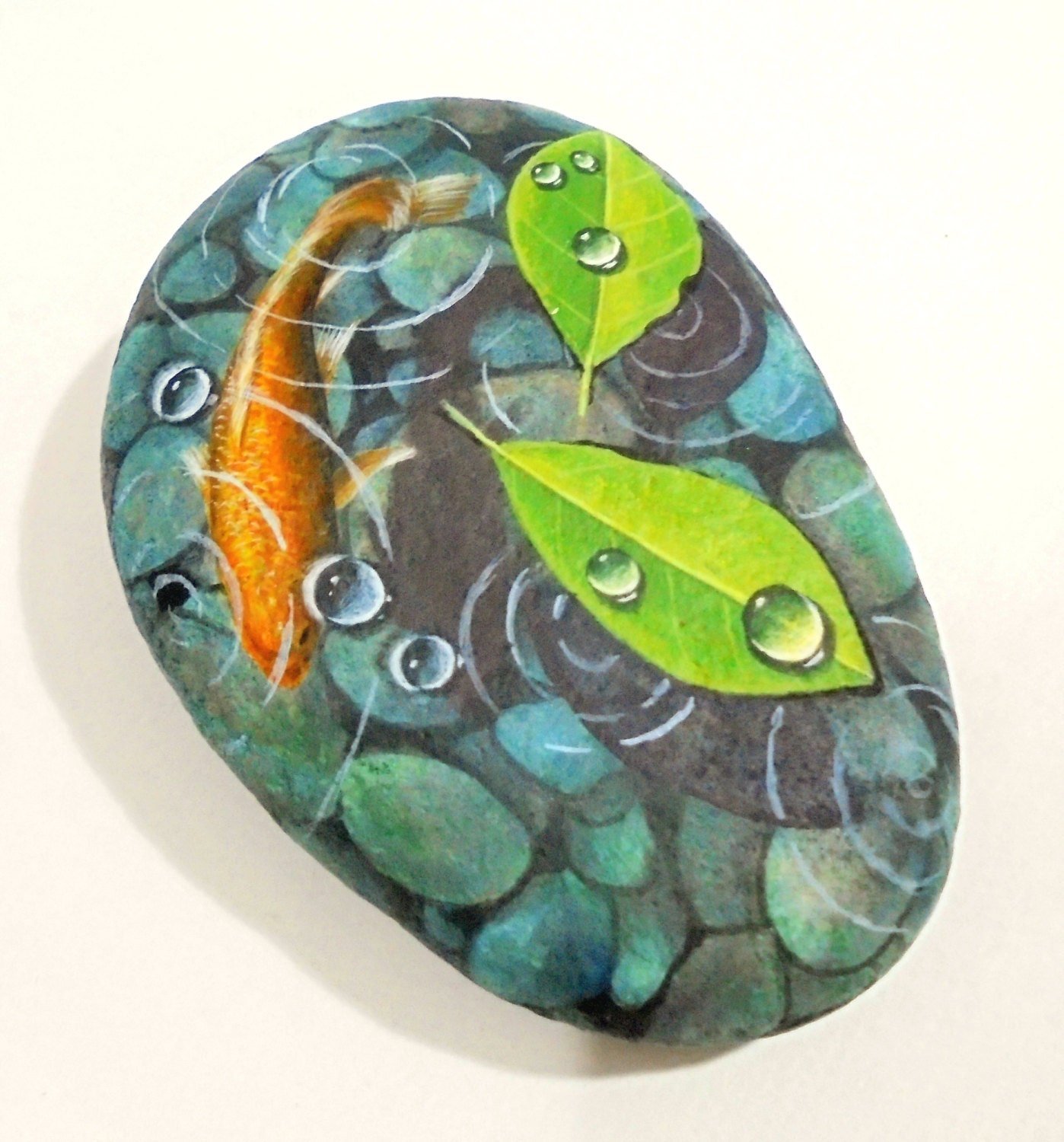 Рыбки на камнях рисование
