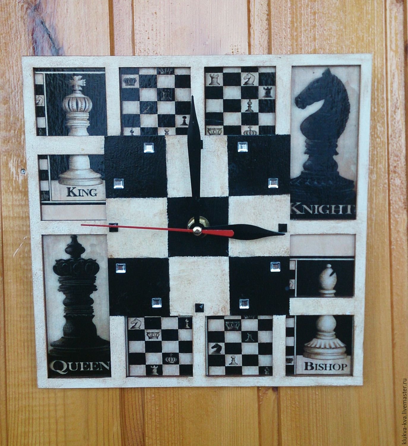 Часы с шахматными фигурами