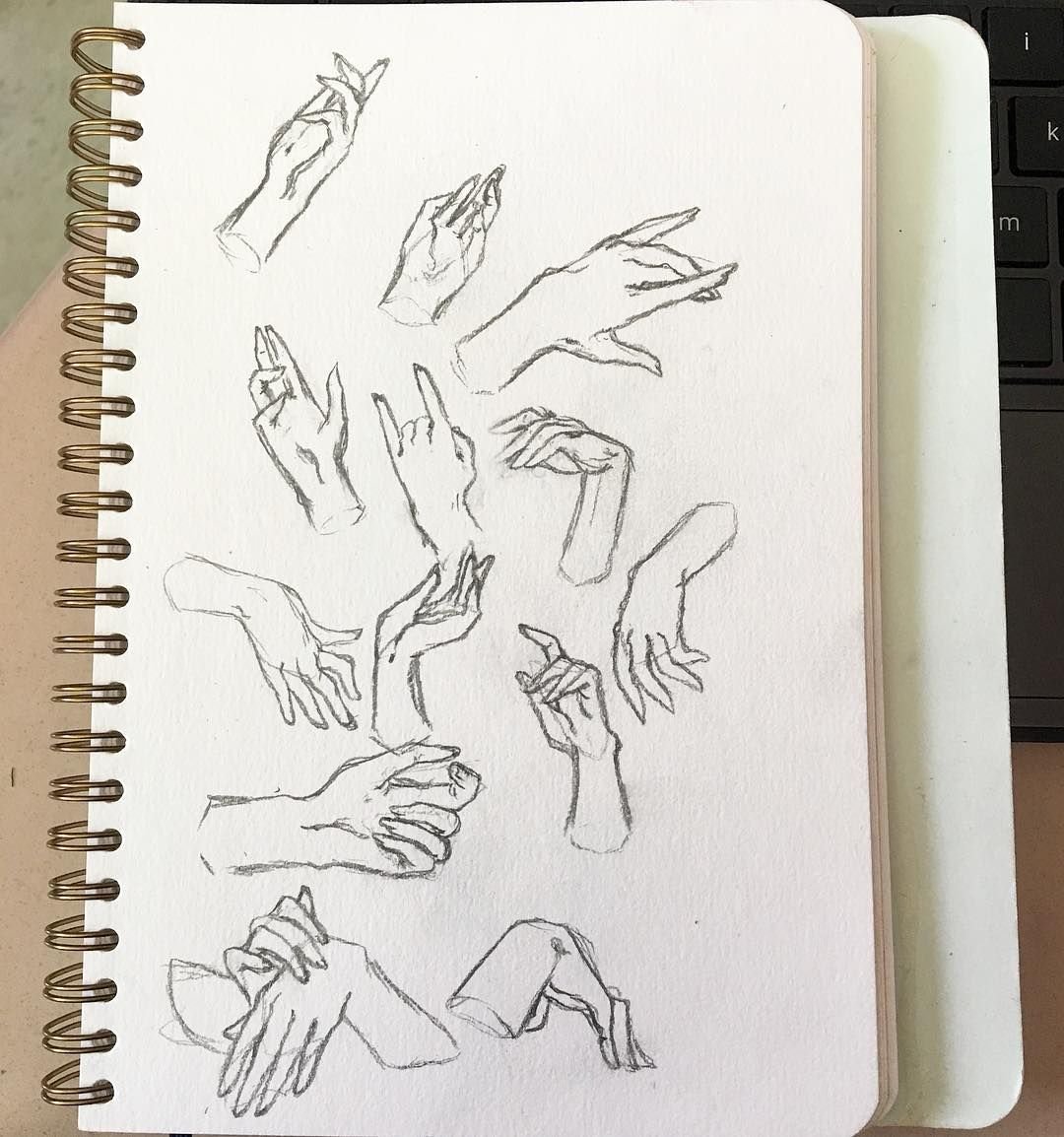 Руки карандашом для скетчбука