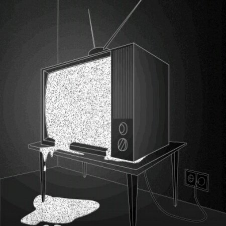 Девушка смотрят телик на диване