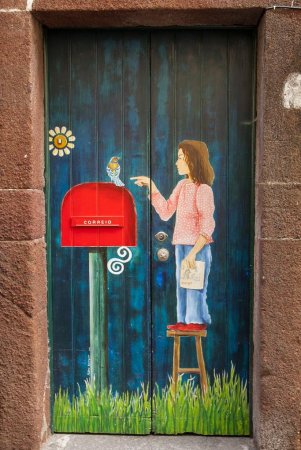 Креативный рисунок на двери