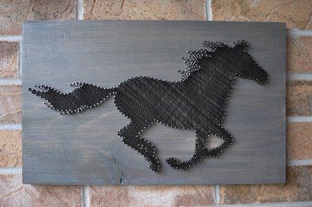 Панно из гвоздей и ниток лошадь