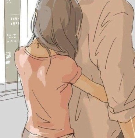 Парень обнимает девушку со спины