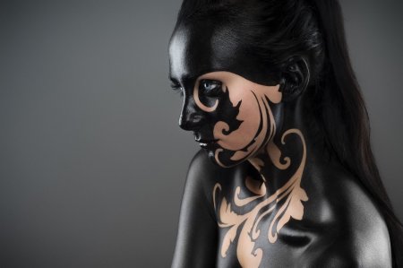 Девушка в черной краске