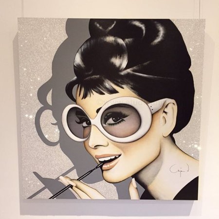 Одри Хепберн в очках рисунок