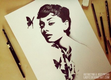 Девушка черным маркером