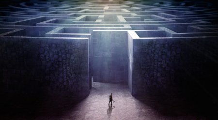 Человек спиной к лабиринту