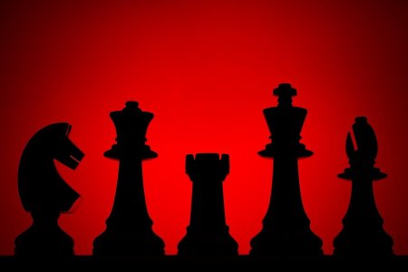 Шахматные фигуры на черном фоне