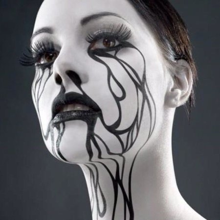 Черно белый грим на лице