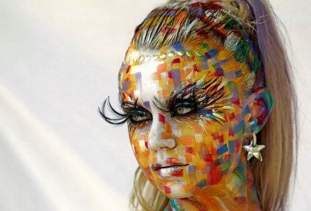 Человек в краске