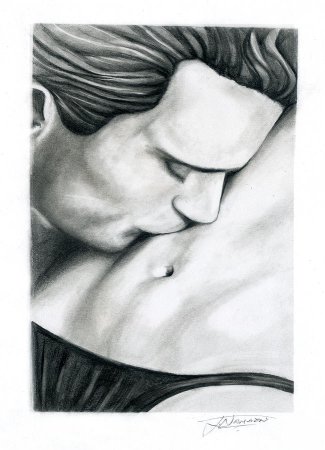 Обнимает девушку