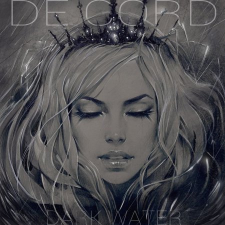 Блондинка с короной на голове