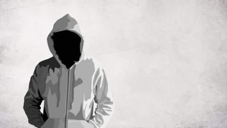 Человек в капюшоне без лица
