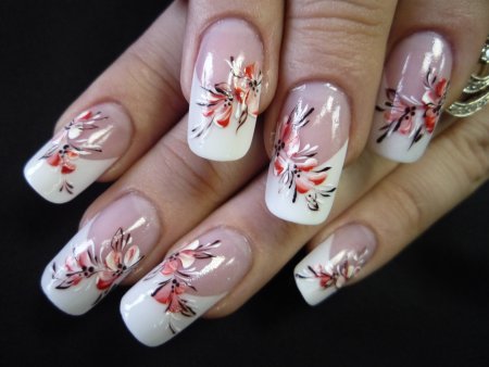 Французский маникюр с цветами