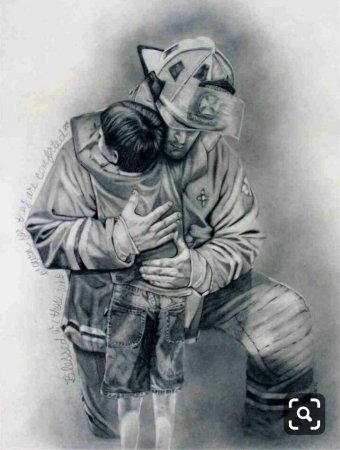 Пожарный с ребенком на руках