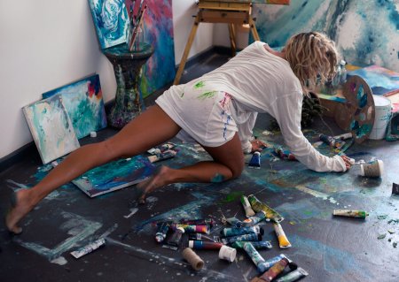 Человек лежит на кровати