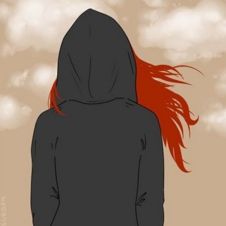 Рыжеволосая девушка в капюшоне