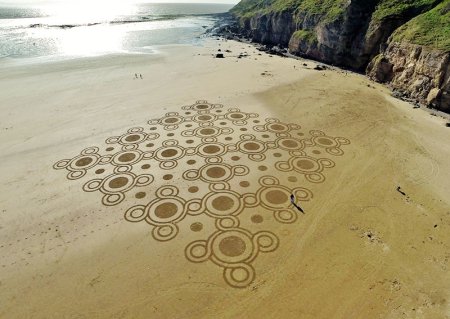 Рисование на песке на пляже