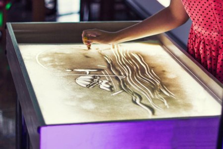 Рисование песком на стекле