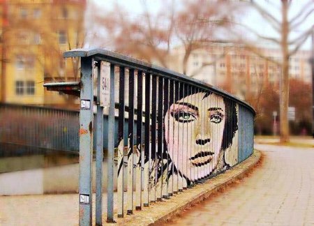 Стрит арт на ограждениях