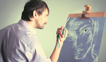 Парень рисует картину