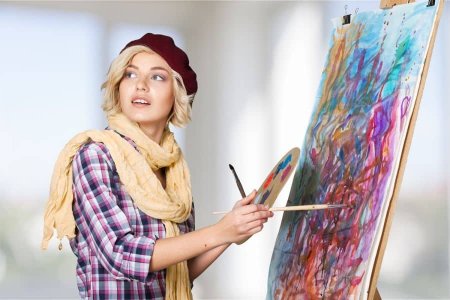 Девушка художница