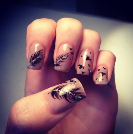 Маникюр с рисунком птицы