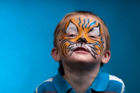 Белый грим на лице