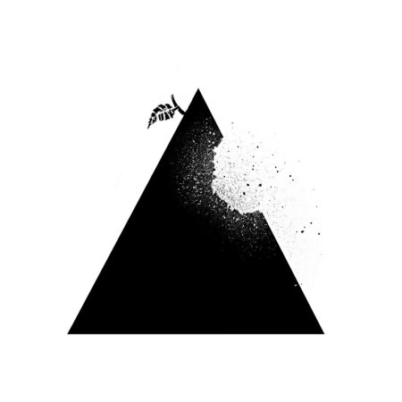 Пирамида логотип на черном