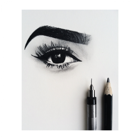 Красивые брови на белом фоне