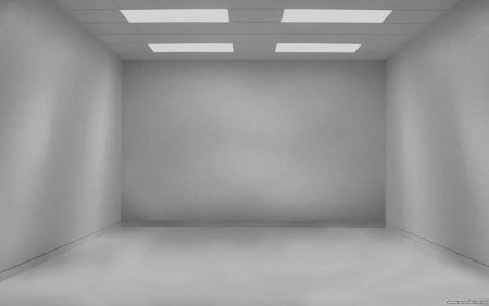 Пустая комната с белыми стенами
