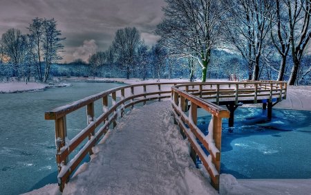Заснеженный мост