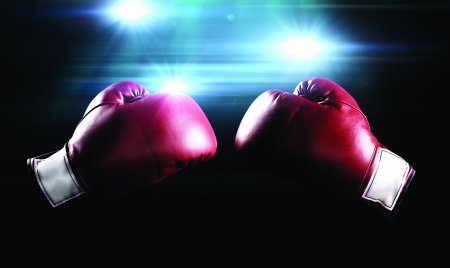 Боксерские перчатки на ринге