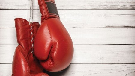Боксёрские перчатки на гвозде