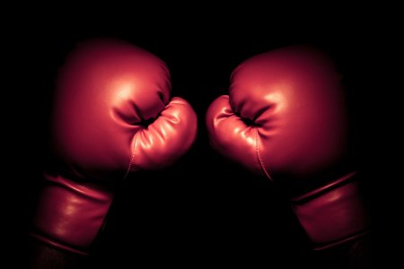 Боксерские перчатки на стене