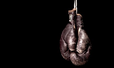 Боксёрские перчатки висят