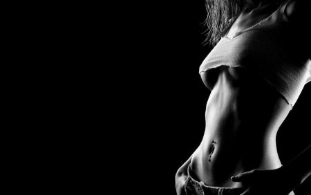 Женское тело на темном фоне