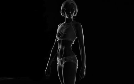 Женское тело на темном фоне