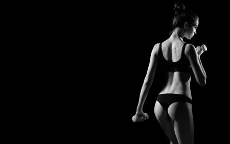 Тело девушки на темном фоне