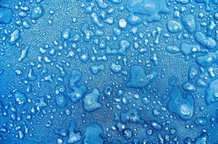 Голубые капли воды