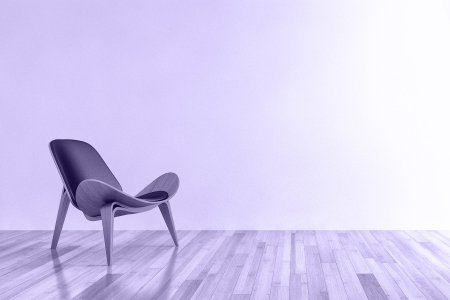 Кресло на фоне стены