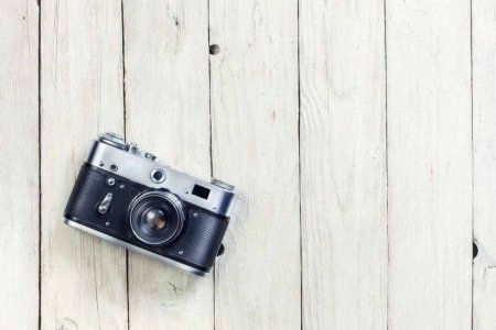 Фотоаппарат на деревянном фоне