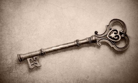 Красивый старинный ключ