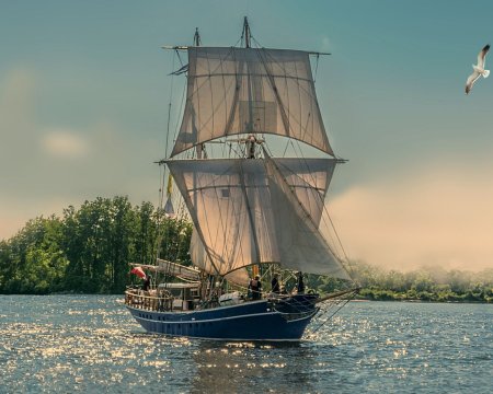 Парусник в море