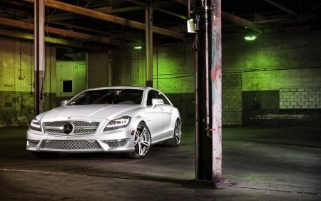 Mercedes CLS 63 1600x900