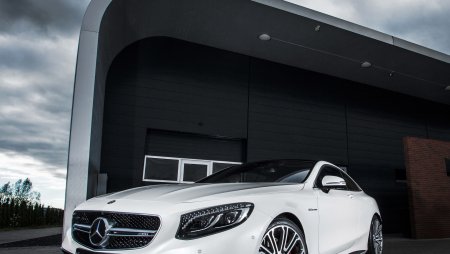 Мерседес-Бенц черный седан