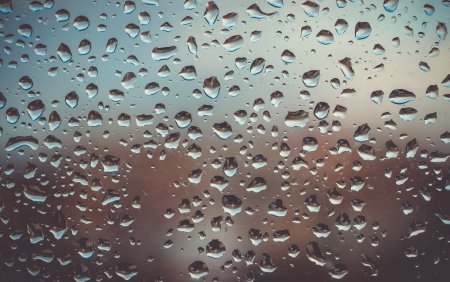 Капли воды на стекле