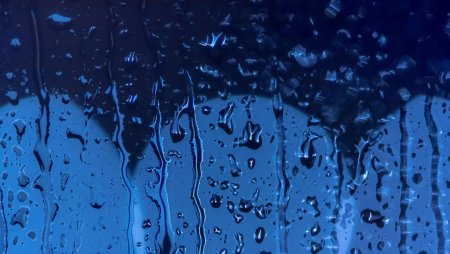 Капли воды на стекле