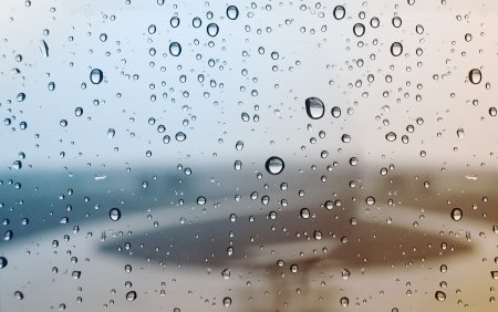 Капельки воды на стекле