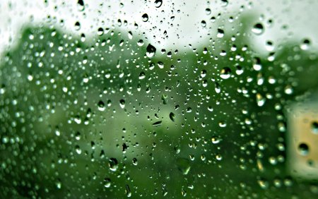 Капельки воды на стекле